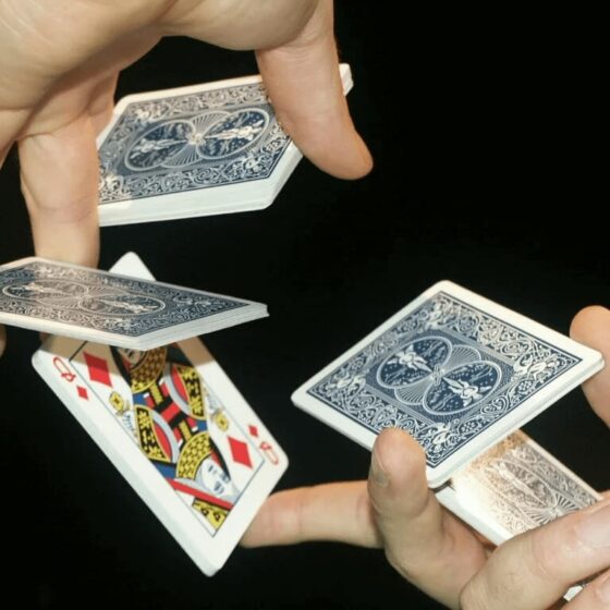 Card tricks learning magic school in Paris