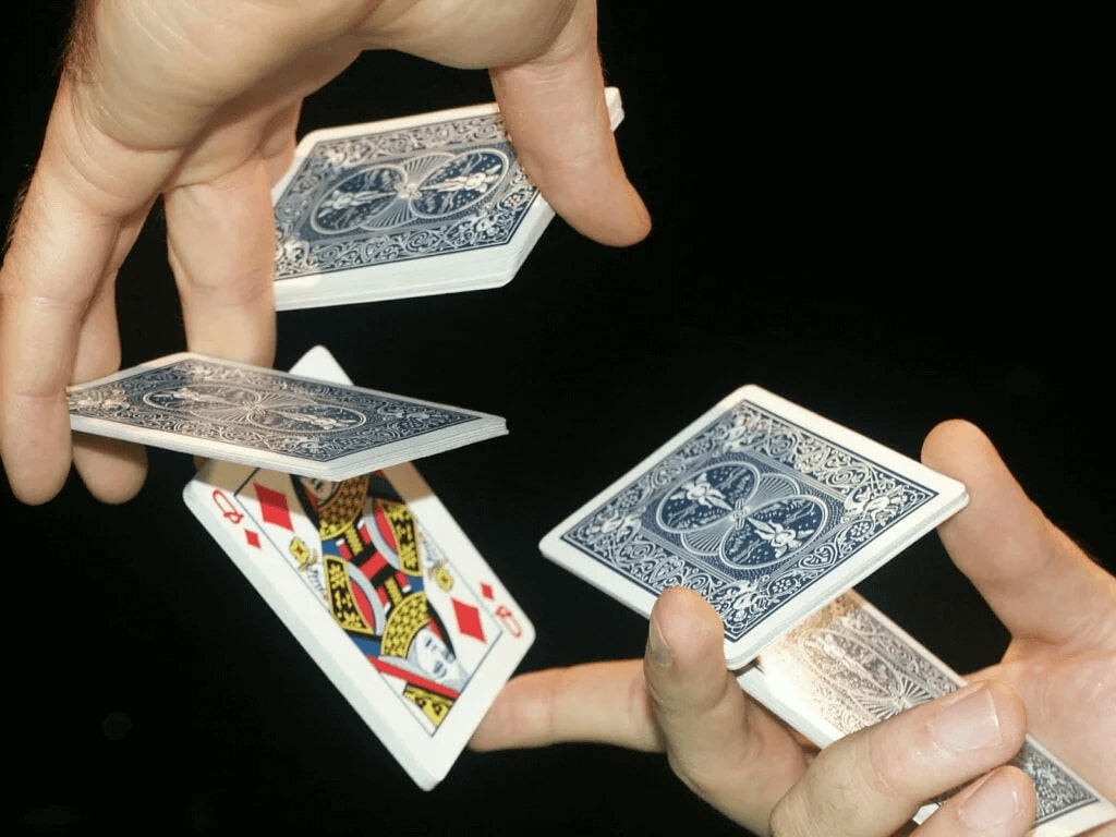 Card tricks learning magic school in Paris